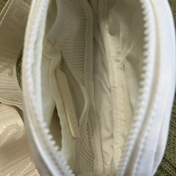 Macy’s Steve Madden White Crossbody Belt Bag with Charm Keychain - Picture 10 of 10